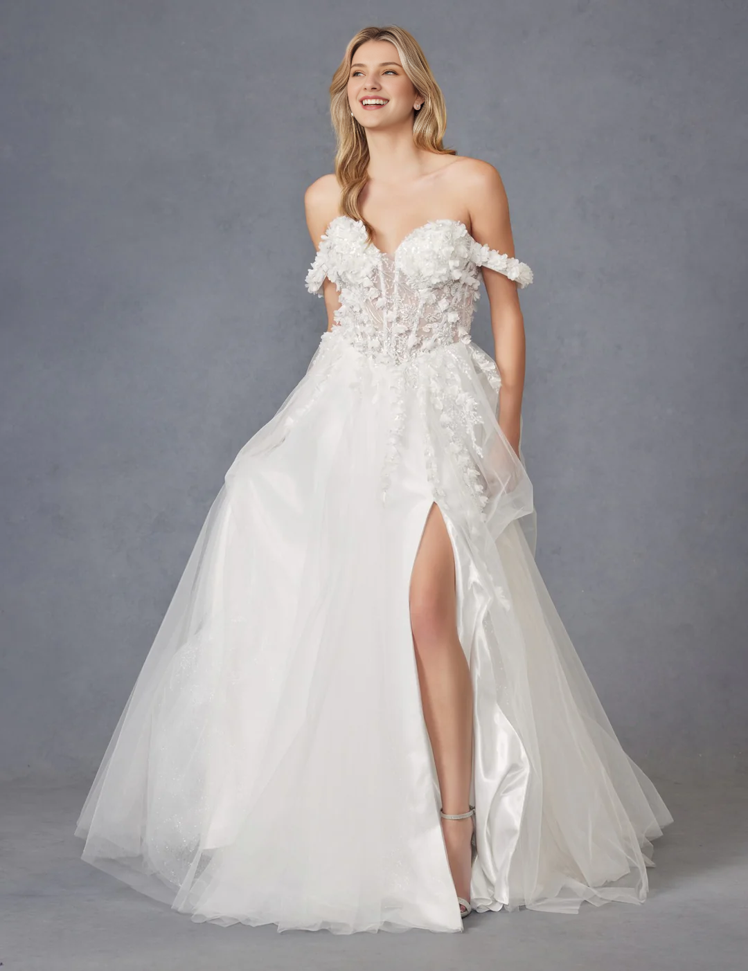 Abito da sposa lungo con corsetto stretto e spalle scoperte, con decalcomania floreale 3D